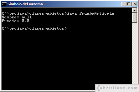 Ejecución del programa PruebaArticulo escrito en Java, donde se pueden ver los valores por defecto asignados a los atributos de un objeto.
