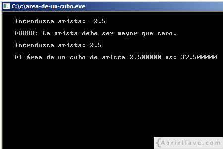 Visualización en pantalla del programa Área de un cubo, mostrando un error, resuelto en lenguaje C.