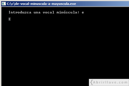 Visualización en pantalla del programa De vocal minúscula a mayúscula, resuelto en lenguaje C.