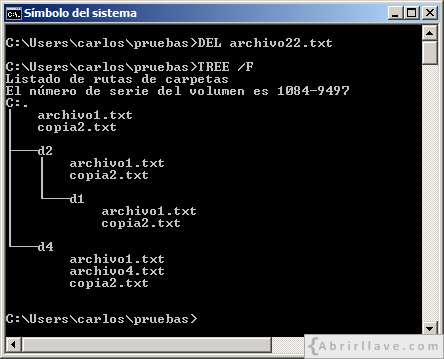 Ventana del Símbolo del sistema en Windows donde se muestra cómo se puede eliminar un archivo usando el comando DEL - Ejemplo del tutorial de CMD de {Abrirllave.com