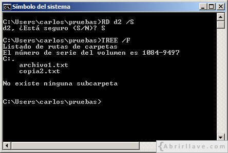 Ventana del Símbolo del sistema en Windows donde se muestra cómo se puede eliminar un directorio no vacío usando el comando RD - Ejemplo del tutorial de CMD de {Abrirllave.com