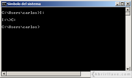 Ventana del Símbolo del sistema en Windows donde se muestra cómo cambiar de unidad - Ejemplo del tutorial de CMD de {Abrirllave.com