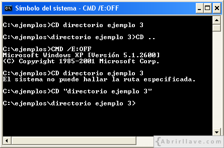 Ventana del Símbolo del sistema ejecutando el comando cd para cambiar a un directorio cuyo nombre contiene espacios en blanco - Ejemplo del tutorial de CMD de {Abrirllave.com