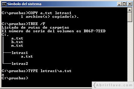 Ventana del Símbolo del sistema ejecutando el comando COPY para copiar un archivo en otro directorio - Ejemplo del tutorial de CMD de {Abrirllave.com
