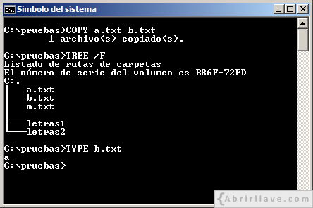 Ventana del Símbolo del sistema ejecutando el comando COPY para copiar un archivo con otro nombre - Ejemplo del tutorial de CMD de {Abrirllave.com