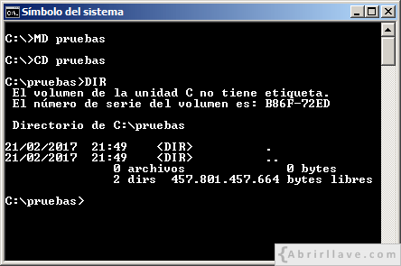 Ventana del Símbolo del sistema ejecutando el comando MD para crear un directorio de pruebas - Ejemplo del tutorial de CMD de {Abrirllave.com