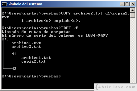 Ventana del Símbolo del sistema en Windows donde se muestra cómo se puede copiar un archivo con otro nombre en otro directorio usando el comando COPY - Ejemplo del tutorial de CMD de {Abrirllave.com