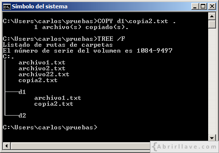 Ventana del Símbolo del sistema en Windows donde se muestra cómo se puede copiar un archivo en el directorio actual desde otro directorio usando el comando COPY - Ejemplo del tutorial de CMD de {Abrirllave.com