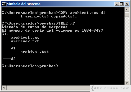 Ventana del Símbolo del sistema en Windows donde se muestra cómo se puede copiar un archivo en un directorio usando el comando COPY - Ejemplo del tutorial de CMD de {Abrirllave.com