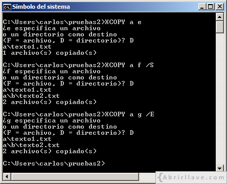Ventana del Símbolo del sistema en Windows donde se muestra cómo utilizar XCOPY con distintos parámetros - Ejemplo del tutorial de CMD de {Abrirllave.com