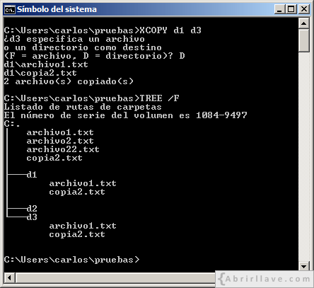 Ventana del Símbolo del sistema en Windows donde se muestra cómo se puede copiar los archivos de un directorio en otro que no existe usando el comando XCOPY - Ejemplo del tutorial de CMD de {Abrirllave.com