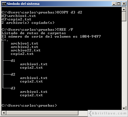 Ventana del Símbolo del sistema en Windows donde se muestra cómo se puede copiar los archivos de un directorio en otro que ya existente usando el comando XCOPY - Ejemplo del tutorial de CMD de {Abrirllave.com
