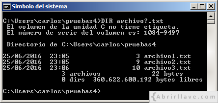 Ventana del Símbolo del sistema en Windows donde se muestra cómo utilizar el comodín interrogación con DIR - Ejemplo del tutorial de CMD de {Abrirllave.com