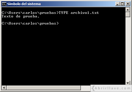 Ventana del Símbolo del sistema en Windows donde se muestra cómo visualizar el contenido de un archivo de texto con el comando TYPE - Ejemplo del tutorial de CMD de {Abrirllave.com