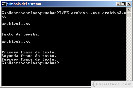 Ventana del Símbolo del sistema en Windows donde se muestra cómo visualizar el contenido de dos archivos de texto con el comando TYPE - Ejemplo del tutorial de CMD de {Abrirllave.com