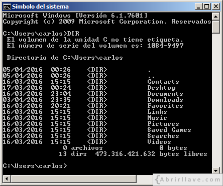 Ventana del Símbolo del sistema en Windows donde se muestra el contenido de un directorio usando el comando DIR - Ejemplo del tutorial de CMD de {Abrirllave.com